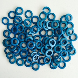 ruim 100 stuks houten ringetjes 13x2mm donker turquoise