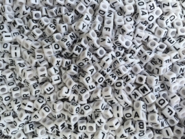 ca. 200 stuks letterkralenmix wit 6x6mm met groot gat - mix