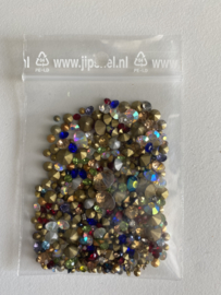 ST02- 10gram (ruim 100) strass steentjes met punt 2 tot 5mm kleurenmix