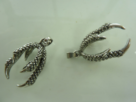 P02- 2 stuks metalen hangers/bedels "klauw"