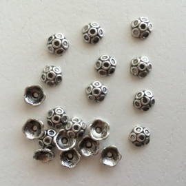 C215- 20 stuks kralenkapjes metaal 7mm donker zilver