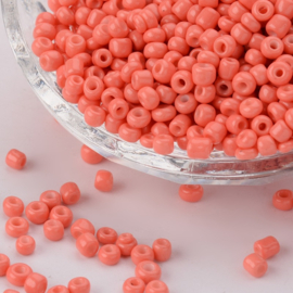 R79- 20gram (180st) glazen baking painted rocailles 4-5mm light coral