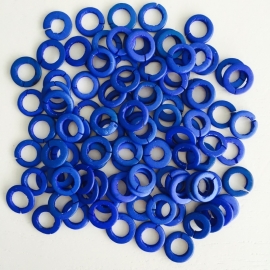 ruim 100 stuks houten ringetjes 13x2mm blauw