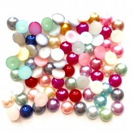 ruim 80 stuks plakpareltjes van 8mm kleurenmix