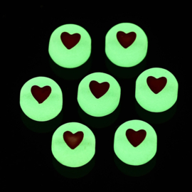 30 stuks letterkralen hartjes 'glow in the dark' 7x4mm - als aanvulling voor letterkralen 7x4mm