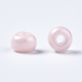 R104- 20gram (180st) glazen baking painted rocailles 4-5mm misty rose