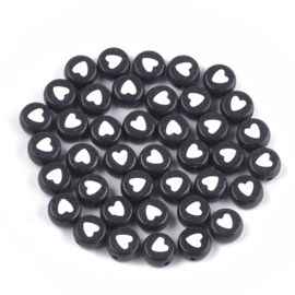 30 stuks letterkralen hartjes zwart met witte hartjes 7x4mm