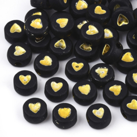 30 stuks letterkralen hartjes zwart met gouden hartjes 7x4mm