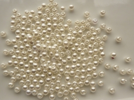 P23- ruim 200 stuks acryl parels van 4mm wit
