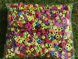 ca. 1300 stuks (250gram) letterkralen kleurenmix 6x6mm SUPER AANBIEDING!