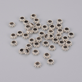 C36- ca. 55 stuks metalen spacers met groot gat 6x4mm