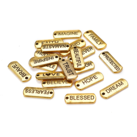 D15- 20 stuks hanger/bedels mixed tags 21x8mm goudkleur