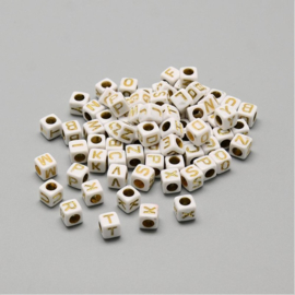 ca. 200 stuks letterkralenmix wit met gouden letters 6x6mm met groot gat - mix