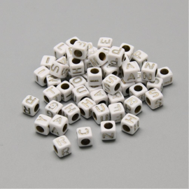 ca. 1400 stuks (250gram) letterkralen wit/zilver 6x6mm SUPER AANBIEDING!