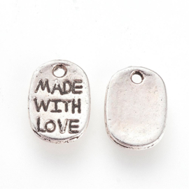 D78- 12 stuks bedels met tekst 'MADE WITH LOVE' 11x8mm