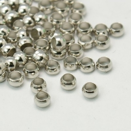 ca. 200 stuks knijpkralen van 2mm zilverkleur (standaard formaat)