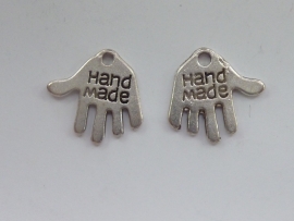 D43.1- 100 stuks hangers/bedels handje met tekst `handmade` 13mm