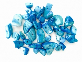 C214- 30 gram freshwater schelpenkralen turquoise van 8 tot 17mm lang