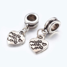 K26- 2 stuks hangers/bedels 'made with love" 22mm