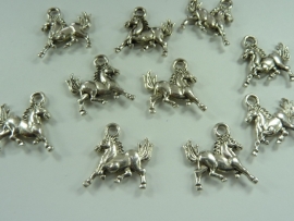 P.100- 10 stuks metalen hangers / bedels paard 16x17mm