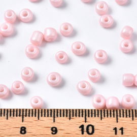 R104- 20gram (180st) glazen baking painted rocailles 4-5mm misty rose