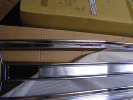 Gril Chroom  Chevrolet  1969-70  ***   kleine  Schade