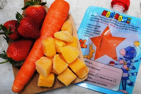 Oranjesmoothie van mango, aardbei en wortel