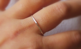 Subtiele zilveren gehamerde fijne ring, stacking ring, sterling zilver minimalistische ring, aanschuifring