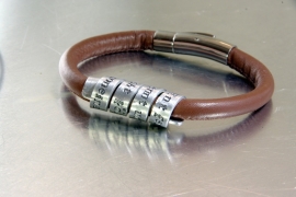 Bracelet personnalisé gravé en ALUMINIUM et cuir marron nappa, lisse, bracelet cordon personnalisé