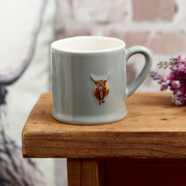 Saliegroene beker met Highland cow, reliëf