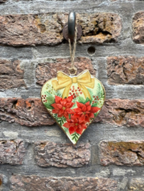 Metalen hart met Kerstster en witte achtergrond
