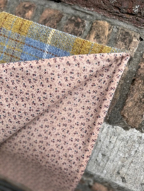 Harris Tweed Sjaal Mosterd met Lavendelblauwe ruit en bloemetjesvoering