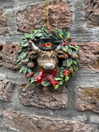 Schotse Hooglander met hoed in Kerstkrans