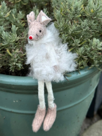Witte muis in fluisjurk met bungelbeentjes