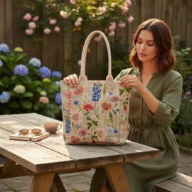 Geborduurde tas Klaprozen en Delfinium bloemen