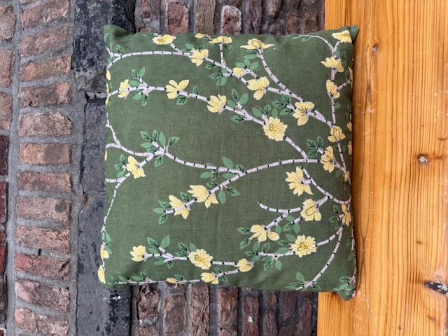 Geborduurd kussen Groen met Bloemen