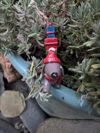 Grotere teckel met cadeau's 9cm