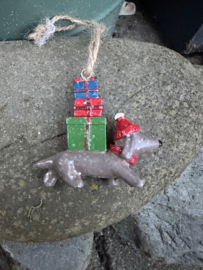 Grotere teckel met cadeau's 9cm