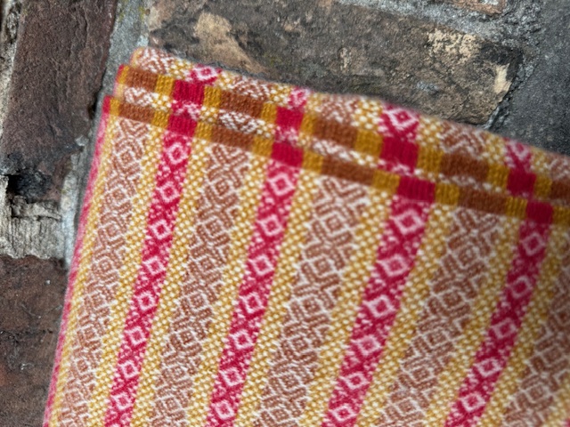 10. Fair Isle deken Diep rood/Okergeel en Mosterd