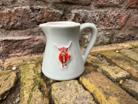 Saliegroene Melkkannetje met Highland cow, reliëf