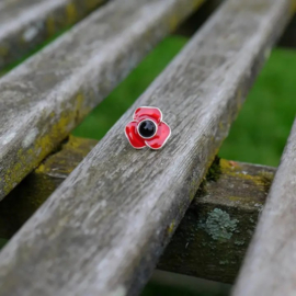 Rode klaproos / poppy broche met zilver randje