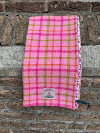 Harris Tweed Sjaal Babyroze ruit met drukke bloemetjesvoering
