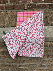 Harris Tweed Sjaal Babyroze ruit met drukke bloemetjesvoering