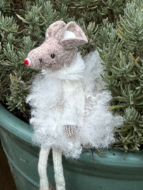 Witte muis in fluisjurk met bungelbeentjes