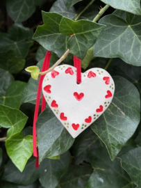 Keramiek hangend hartje met veel hartjes