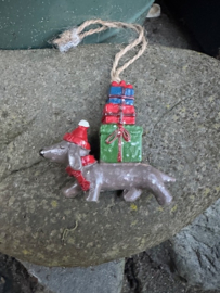 Grotere teckel met cadeau's 9cm