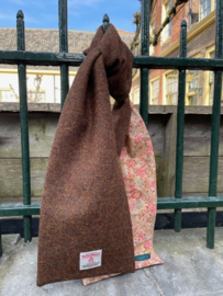 Harris Tweed Sjaal Effen bruin met  kleine Bloemetjesvoering