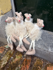 Witte muis in fluisjurk met bungelbeentjes