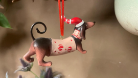 Bruine Hangende Kerst teckel met muts