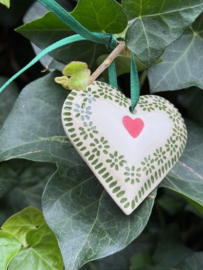 Keramiek hangend hartje met 1 hartje en groene deco